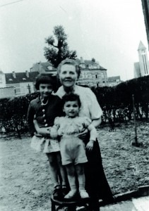 Mady Frydman et Jacky Goldman avec leur marraine de guerre : Aline Antoine. – Fonds UPJB, exposition « Herbes amères » [Bruxelles, 1995] - © coll. Mady et Laurette Frydman – CEGESOMA, Bruxelles, 100930